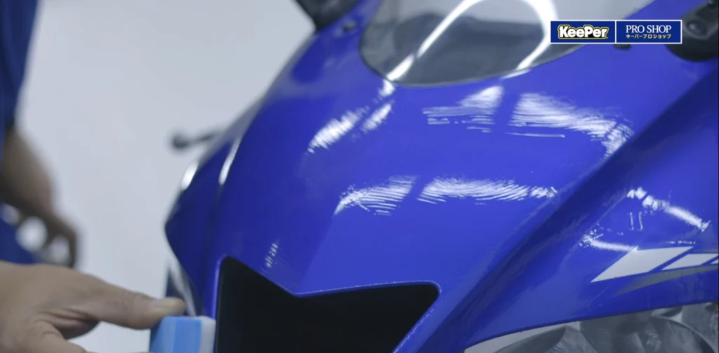 Aplicación del coating KeePer a una motocicleta.