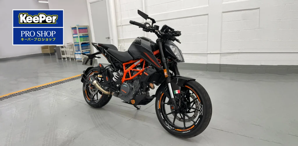 KeePer en acción: Aplicación de coating a KTM Duke 390.